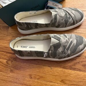BRAND NEW TOMS women’s size 11.